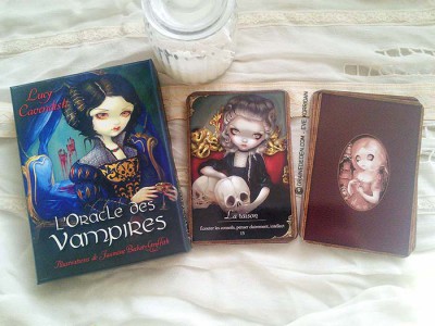 Oracle des Vampires de Lucy Cavendish - Graine d'Eden, review et présentation de tarots et oracles divinatoires.