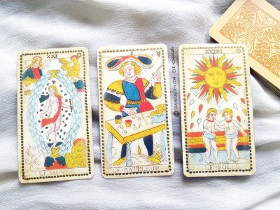 Tarot de Marseille - Arcanes Majeurs Le Monde, Le Bateleur et Le Soleil