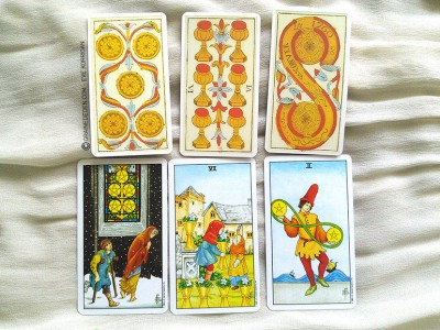 Comparaison entre le Tarot de Marseille (en haut) et Tarot Rider Waite (en bas) - Arcanes Mineurs - Le 5 de Denier, le 6 de Coupe et le 2 de Denier. Les mineurs sont illustrées par des scènes dans le Rider Waite.