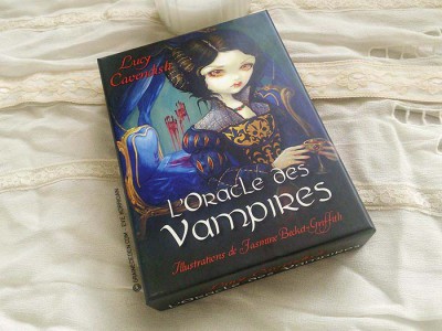 Oracle des Vampires de Lucy Cavendish - Graine d'Eden, review et présentation de tarots et oracles divinatoires.