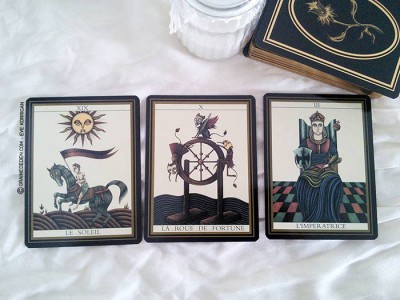 Le tarot noir de Matthieu Hackière et Justine Ternel - Tarot de Marseille divinatoire - Review et présentation de tarot de marseille et divinatoire - Graine d'Eden review cours tarots et oracle divinatoires