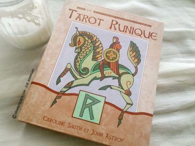 Le Tarot Runique de Caroline Smith et John Astrop - Graine d'Eden Tarots et Oracles divinatoires - Présentation et reviews