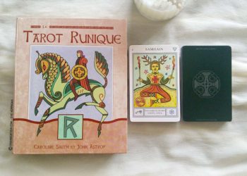 Le Tarot Runique de Caroline Smith et John Astrop - Graine d'Eden Tarots et Oracles divinatoires - Présentation et reviews