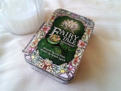 Fairy Tale Lenormand de Lisa Hunt et Arwen Lynch - Graine d'Eden Développement personnel, spiritualité, tarots et oracles divinatoires, Bibliothèques des Oracles, avis, présentation, review