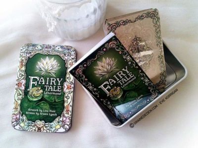 Fairy Tale Lenormand de Lisa Hunt et Arwen Lynch - Graine d'Eden Développement personnel, spiritualité, tarots et oracles divinatoires, Bibliothèques des Oracles, avis, présentation, review