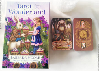 Tarot in Wonderland de Barbara Moore et Eugene Smith review - Graine d'Eden Développement personnel, spiritualité, tarots et oracles divinatoires, Bibliothèques des Oracles, avis, présentation, review tarot oracle , revue tarot oracle