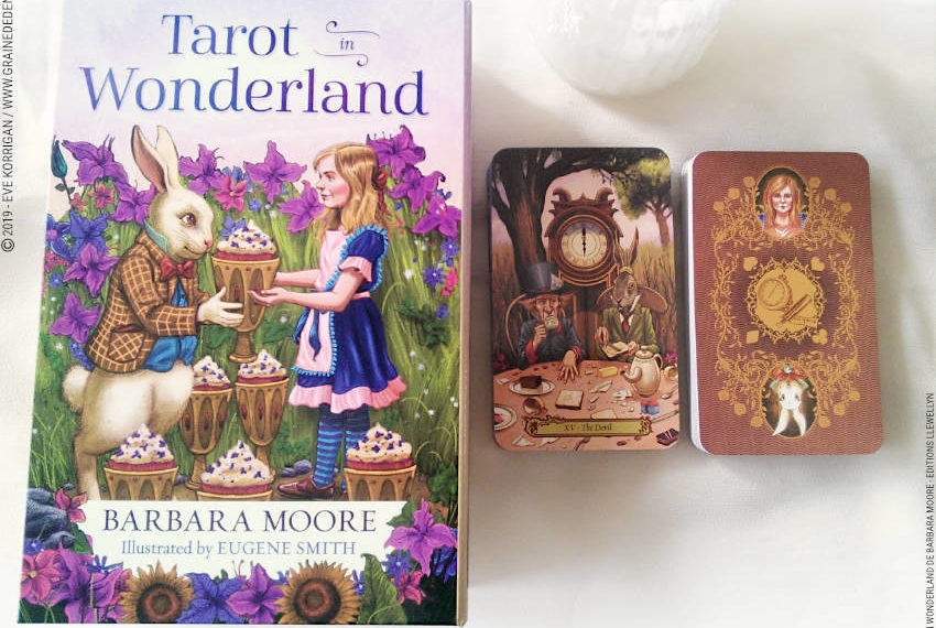 Tarot in Wonderland de Barbara Moore et Eugene Smith review - Graine d'Eden Développement personnel, spiritualité, tarots et oracles divinatoires, Bibliothèques des Oracles, avis, présentation, review tarot oracle , revue tarot oracle