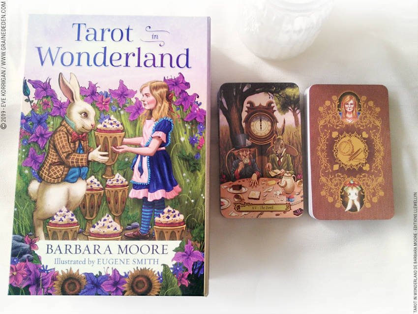 Tarot in Wonderland de Barbara Moore et Eugene Smith review - Graine d'Eden Développement personnel, spiritualité, tarots et oracles divinatoires, Bibliothèques des Oracles, avis, présentation, review tarot oracle , revue tarot oracle