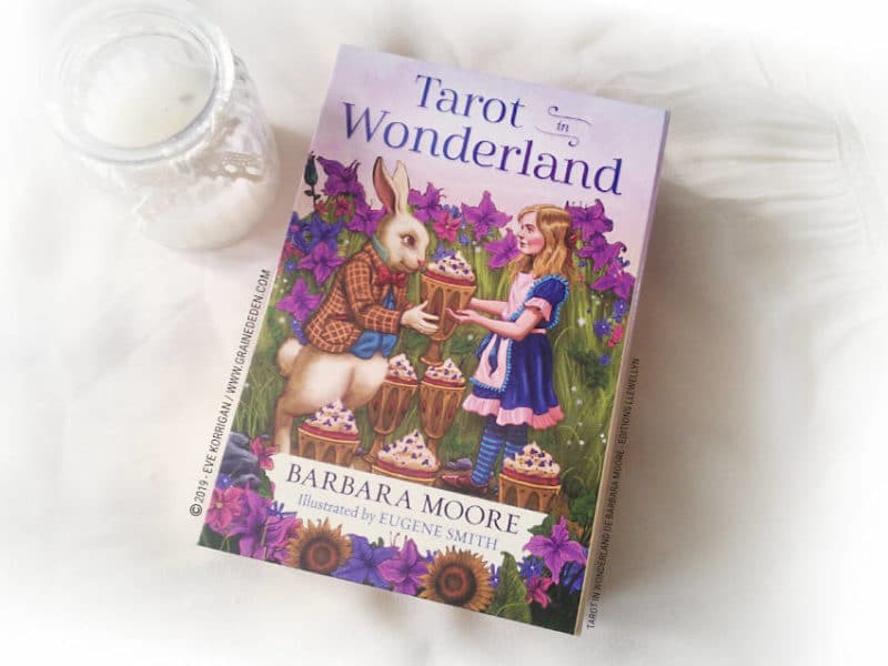 Tarot in Wonderland de Barbara Moore et Eugene Smith review - Graine d'Eden Développement personnel, spiritualité, tarots et oracles divinatoires, Bibliothèques des Oracles, avis, présentation, review tarot oracle , revue tarot oracle