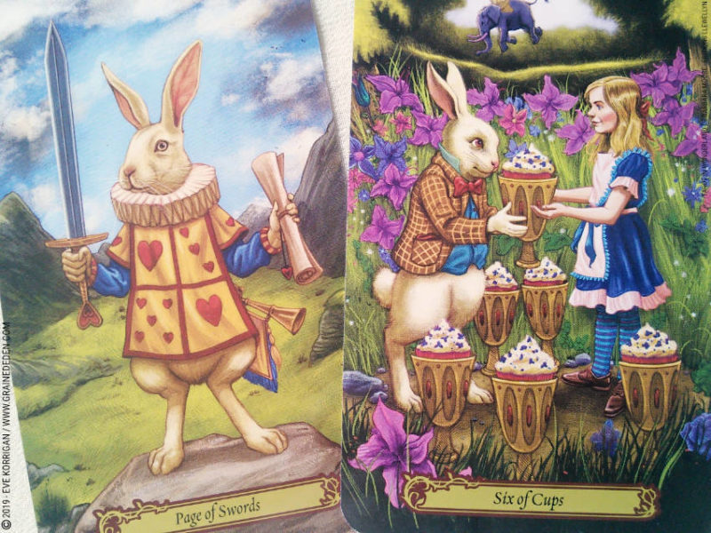 Tarot in Wonderland de Barbara Moore et Eugene Smith review - Graine d'Eden Développement personnel, spiritualité, tarots et oracles divinatoires, Bibliothèques des Oracles, avis, présentation, review tarot oracle , revue tarot oracle