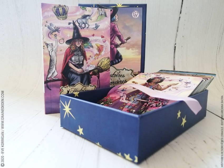 Boîte cloche comprenant un jeu de 40 cartes avec livret en couleurs de 126 pages Coffret Histoires de sorcières Oracle Doudou-Deck 